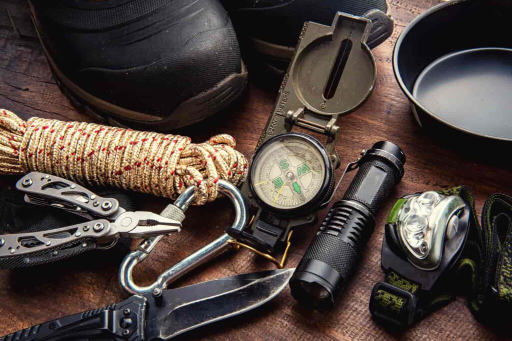 Survival-Ausruestung-Kompass-Taschenlampe